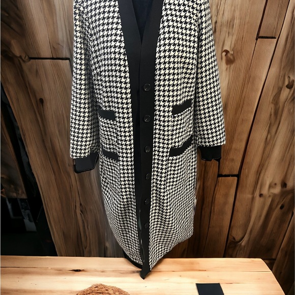 KATHY IRELAND, MEDIUM, LONG BLACK AND WHITE CHECKERED CARDIGAN JACKET. - Picture 11 of 11